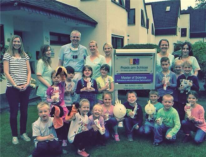 Dr. Riehl und sein Team gewährten der 1. Klasse der Grundschule einen exklusiven Blick hinter die Kulissen einer Zahnarztpraxis. privat