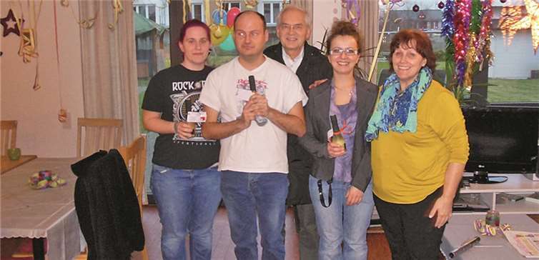 Dr. Robert Datzer (Mitte) beim Silvesterbesuch im Hephata-Wohnhaus in Odendorf. Hartmut Benthin