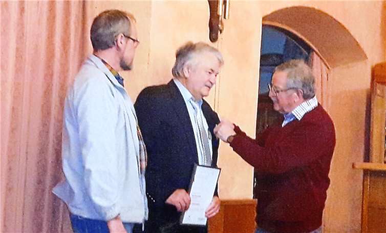 Dr. Rudi Palenberg (li.), Vorsitzender des MGV Plaidt, Klaus Schmidt (Mitte) und Peter Weiler (re.), der Vorsitzende des Chorverbandes Mayen bei der Übergabe der Gold-Nadel und der Urkunde. Foto: privat