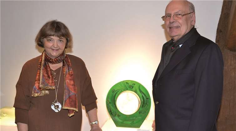 Dr. Ruth Fabritius und Vizebürgermeister Claus Wehage mit der Plastik „Griechischer Kämpfer“ von Kamil Perina, 2. Preis beim Internationalen Glaskunstpreis 2002.WEIGERT