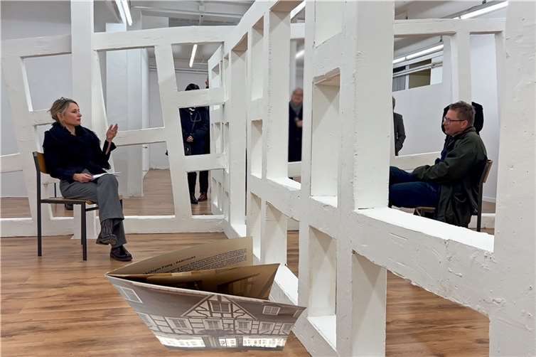 Dr. Sabine Kampmann (links), Jáchym Fleig (rechts) im Künstlergespräch.  Foto:Ines Langs