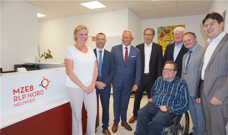Schwerstbehinderte werden intensiv sozial-medizinisch versorgt Dr. Sabine Neumann, Geschäftsführer Markus Wagener, Landrat Achim Hallerbach, Geschäftsführer Thomas VossDr. Paul Reuther, OB Jan Einig und BM Michael Mang sowie Matthias Rösch eröffneten das MZEB vergangenen Freitag offiziell.