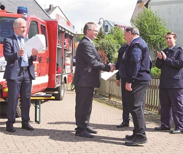 Dr. Saftig verleiht das Goldene Ehrenzeichen.privat