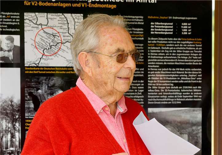 Dr. Saul erläutert die Skulptur.