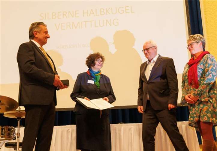 Dr. Schellenberger und Dr. Wendland überreichen den Preis an die Vereinsvertreter Fritz Vennemann und Kirsten Sebastian (v.r.n.l).  Foto: DNK Marcela Hernandez