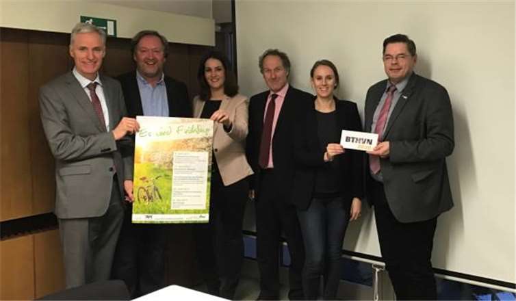 Dr. Schumacher (v.l.), Herr Bursch, Stefanie Johnen Herr Ostermann, Frau Felline und Ralf Birkner. RVT