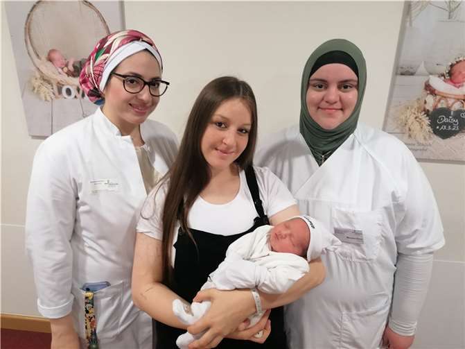 Dr. Sherihan Zakri (links) und Hebamme Meryem Elma (rechts) freuen sich mit Jasmin Cerdan Carrasko (Mitte) über die Geburt der kleinen Adara.  Foto: Beate Christ