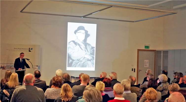 Dr. Stefan Elsner, Ärztlicher Direktor der Rhein-Mosel-Fachklinik, erläutert die Täterrolle von Ärzten während der NS-Diktatur.