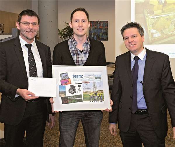 Dr. Stefan Küppers und Dr. Achim Schröder, Geschäftsführer der Westnetz, konnten Matthias Schmidgen im Auftrag des „Zentralen Ideen Managements“ eine Prämie und eine entsprechende Urkunde überreichen.  privat