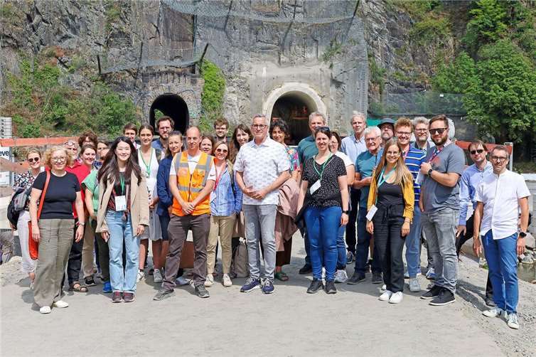 Nachhaltige Bauprojekte und Regenerationsfähigkeit der Natur im Fokus Dr. Stefan Linnarz (vorne mit Warnweste), Biologe bei der DB InfraGO und zuständig für die ökologische Baubegleitung beim Wiederaufbau der Ahrtalbahn, erläuterte an der Brücken- und Tunnelbaustelle in Altenahr die Prinzipien und Herausforderungen seiner Arbeit, insbesondere im Hinblick auf das angrenzende Naturschutzgebiet Langfigtal. Foto: Thorsten Trütgen / VG Altenahr