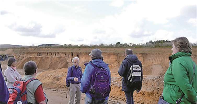 Dr. Stefan Thomas mit der Wandergruppe in der Kiesgrube nahe Gimmersdorf. Privat