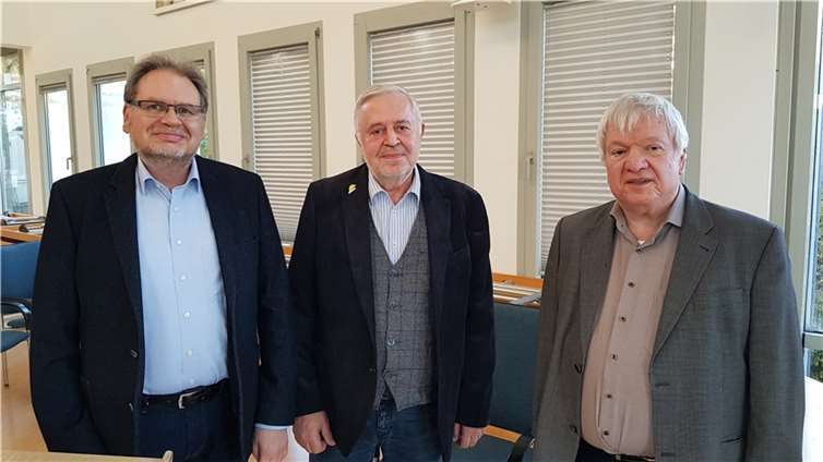 Dr. Stefan Wenzel und Dr. Lutz Grunwald, Experten vom Leibniz-Zentrum für Archäologie (LEIZA), mit dem Beigeordneten der VG Weißenthurm, Günther Oster. Foto: VG Weißenthurm/Horst Hohn