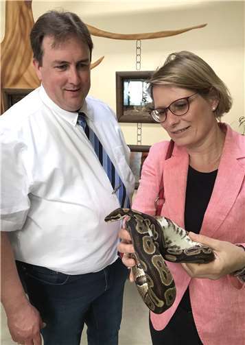 .Dr. Stefanie Hubig „be-greift“ zusammen mit Zoodirektor Mirko Thiel das Zooschulkonzept