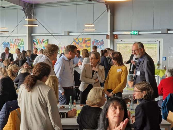 Dr. Stefanie Hubig im Gespräch.