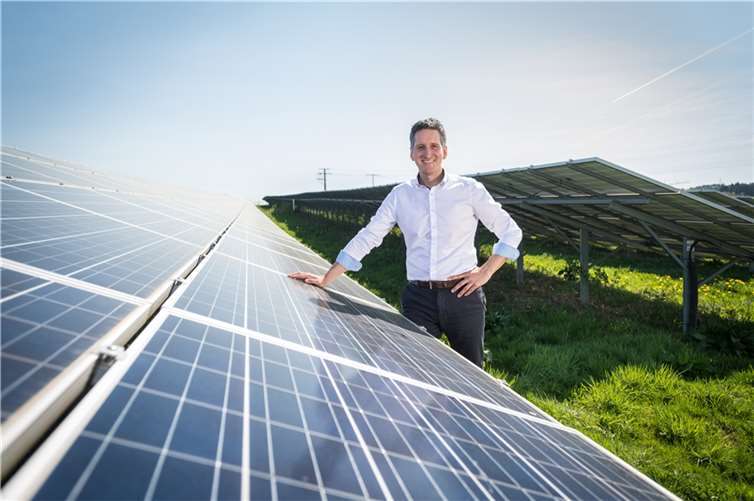 Dr. Steffen Weil im Solarpark Hachenburg, in dem im vergangenen Jahr 8,2 Millionen kWh Ökostrom produziert werden konnten.  Foto: Ketz/evm