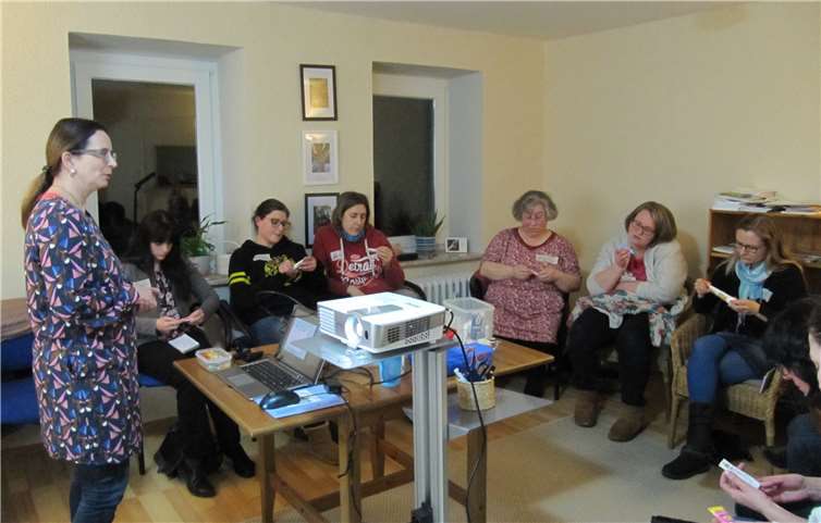 Dr. Steffi Beckmann (li.) informiert die Teilnehmerinnen über die Auswahl der richtigen Zahnputzutensilien. Foto: privat