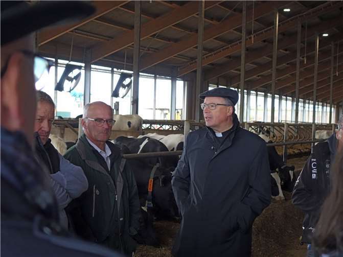 Dr. Stephan Ackermann beim Besuch eines landwirtschaftlichen Betriebes.Quelle: Bistum Trier