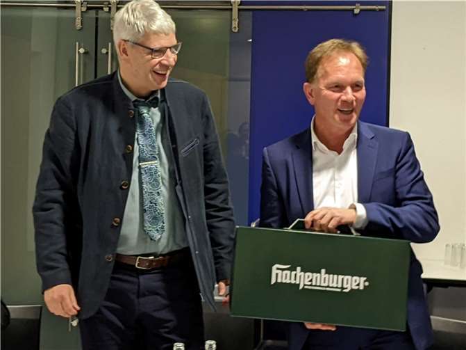 Dr. Stephan Krempel (li.) überreicht Günter Högner ein typisches Westerwälder Geschenk: Heimisches Bier und eine Brauereiführung. Quelle: CDU-Kreistagsfraktion