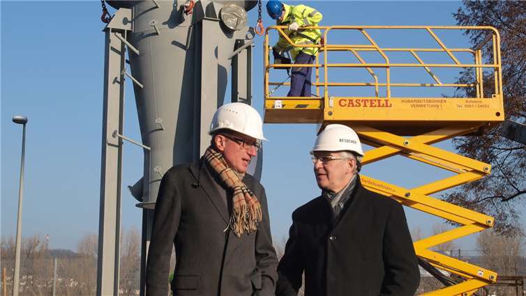 Umrüstung zu einer energieautarken Anlage ist gestartet  Dr. Stephan Mey (l.) „Sülzle Kopf Anlagenbau“ aus Tübingen lieferte den Vergaser und gab Baudezernent Bert Flöck Hintergrundinformationen zum Vorhaben direkt auf der Baustelle der Kläranlage in Koblenz.  US