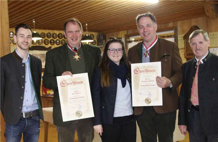 Dr. Stephan Schuck und Ulrich Andres wurden mit künstlerischen Urkunden, Ordonnanz-Corps-Orden und Vereinsabzeichen ausgezeichnet.privat