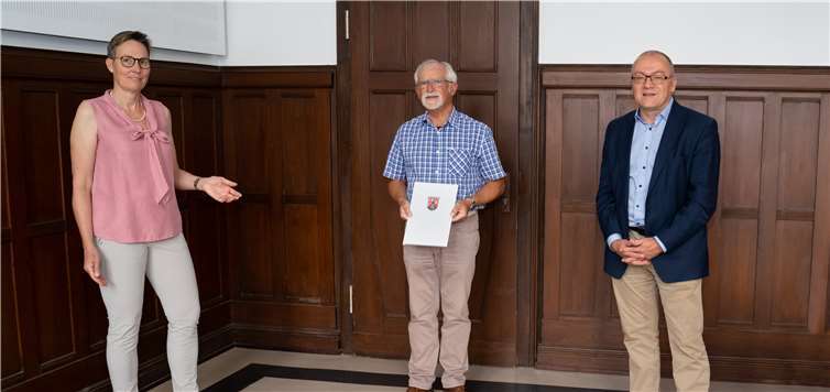 Dr. Susanne Dreyer-Mälzer, Alfred Pohl und Michael Schneider bei der Aushändigung der Dienstjubiläumsurkunde. Foto: privat