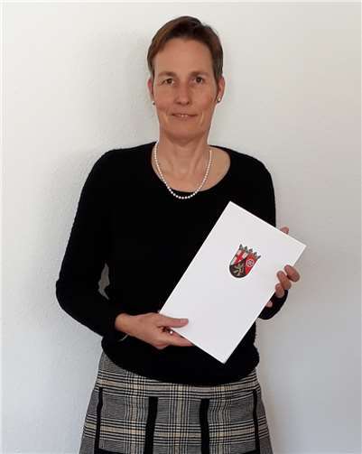 Dr. Susanne Dreyer-Mälzer mit ihrer Ernennungsurkunde. Foto: privat