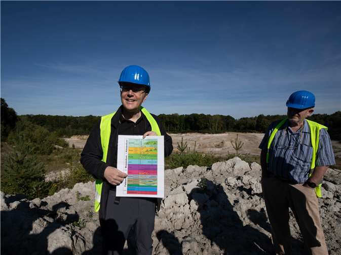 Dr. Sven Franz erläutert die Zeitalter, in denen der Kaolin entstand. Fotos. CEW