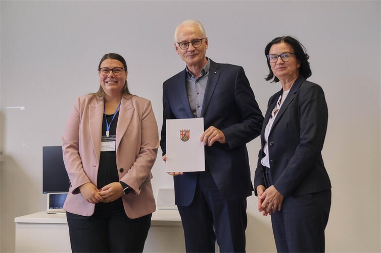 Dr. Tamara Müller, Staatssekretärin im Ministerium für Wissenschaft, Weiterbildung und Gesundheit, Prof. Dr. Karl Stoffel, Präsident der Hochschule Koblenz, Prof. Dr. Antje Liersch, Vizepräsidentin für Forschung der Hochschule Koblenz (v.li.n.re.).