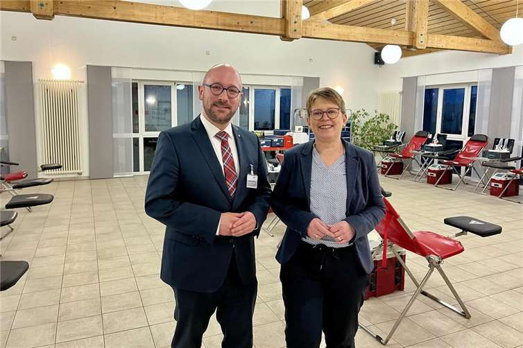 Dr. Tanja Machalet und Benjamin Albrecht zu Beginn des Blutspendetermins in Marienrachdorf. Foto: DRK-Blutspendedienst West