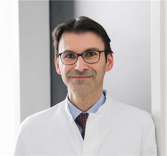 Blutverdünner – Freund oder Feind? Dr. Theodoros Ballidis, Chefarzt der Abteilung für Innere Medizin, steht beim Arzt-Patienten-Seminar für alle Fragen rund um das Thema „Blutverdünner“ zur Verfügung. Foto: privat