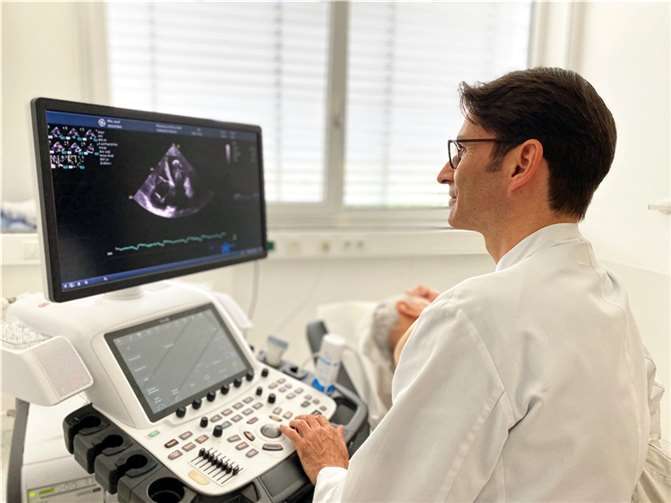 Dr. Theodoros Ballidis, Chefarzt der Kardiologie und Schlaganfalleinheit am Krankenhaus Maria Hilf, ist von der innovativen Technik des neuen Herz-Ultraschallgeräts begeistert.  Foto: Hannah Scosceria