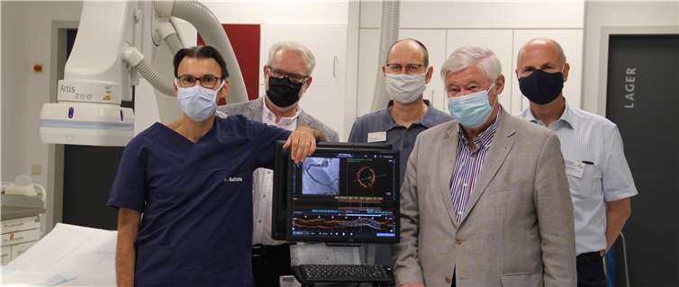 Dr. Theodoros Ballidis (links) und Dr. Gerhard Kreuter (rechts) freuen sich gemeinsam mit Mitgliedern des Fördervereines über die neue Ausstattung.Foto: privat