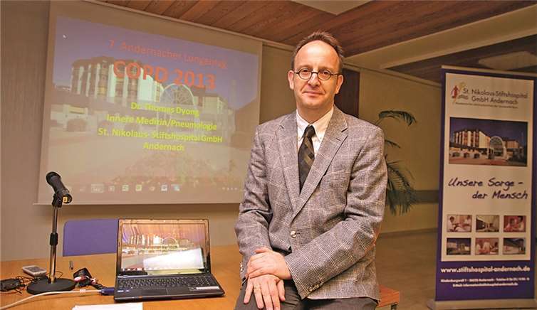 Dr. Thomas Dyong informierte über die „Chronische-obstruktive Atemwegserkrankung“ (COPD) im Rahmen eines Patienteninformationsseminars der St. Nikolaus-Stiftshospital GmbH. privat