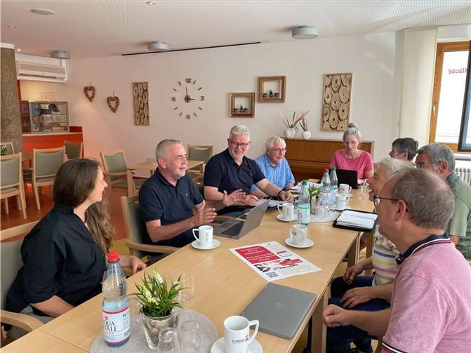 Dr. Thomas Fößel, Leitungsteam, und Rainer Dinger, Vorsitzender des Rates des Pastoralen Raumes Mayen, (2. und 3. v. l.) rufen zur Nennung von Kandidatinnen und Kandidaten für die Wahl im September auf. Foto: Marek Jost