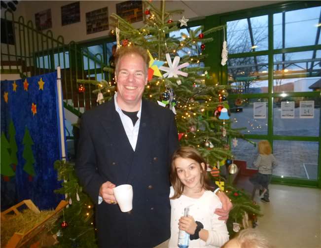 Dr. Thomas Homscheid, erster Vorsitzender des Fördervereins der Grundschule Sankt Georg, mit seiner Tochter Helena.