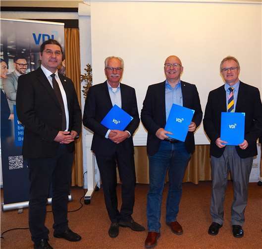 Dr. Thomas Kinsky (li.), Dipl.-Ing. Christoph Beuerle (2.v.li.), Dipl.-Ing. Thomas Koch (3.v.li.) und Prof. Dr.-Ing. Detlev Borstell. Foto: VSI