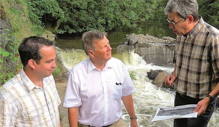 Dr. Thomas Lenhart, Präsident Dr. Ulrich Kleemann, Gerhard Schlösser von SGD Nord informieren sich. SGD Nord