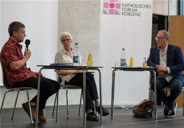 Dr. Thomas Schnitzler, Erika Kerstner und Moderator Prof. Dr. Jürgen Kroth (v. links) im Gespräch.Foto: Bistum Trier/Julia Fröder