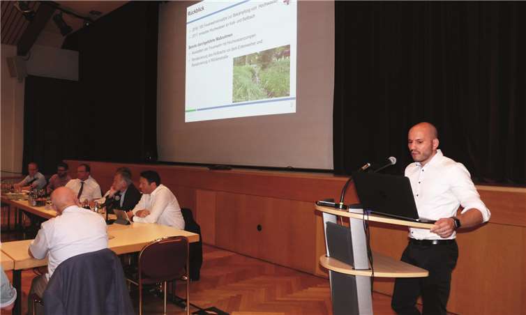 Dr. Thomas Siekmann vom Ingenieurbüro Dr. Siekmann & Partner aus Thür stellte während der Sitzung eine kurze Zusammenfassung des Hochwasserschutz-Konzeptes vor und gab gleichzeitig einen Überblick über die darin enthaltenen Maßnahmenvorschläge.-FRE-