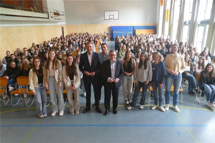 Dr. Thorsten Rudolf, Josef Oster, Christian Hennemann mit dem Organisationsteam und den Schülerinnen der Stufen 9-12