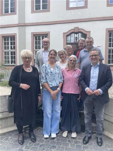 Dr. Thorsten Rudolph, MdB, im Gespräch mit den Omas gegen Rechts.  Foto: Christoph Bretz