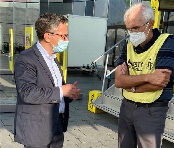 Dr. Thorsten Rudolph im Gespräch beim Besuch des Amnesty-Mobils.Foto: privat