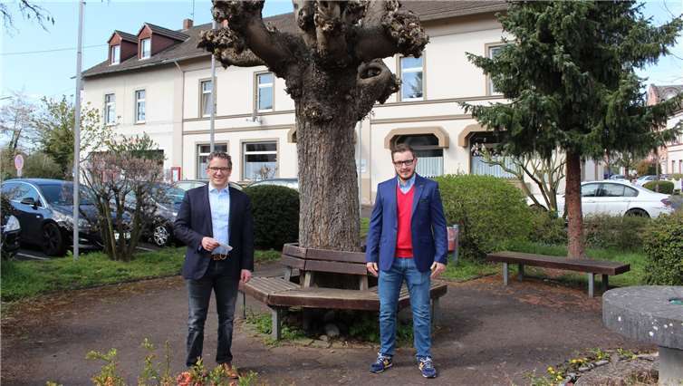 Dr. Thorsten Rudolph (li.) bei seinem Besuch am Johann-Schneider-Platz in Bendorf-Mülhofen mit Dominik Pretz.Quelle: SPD Bendorf
