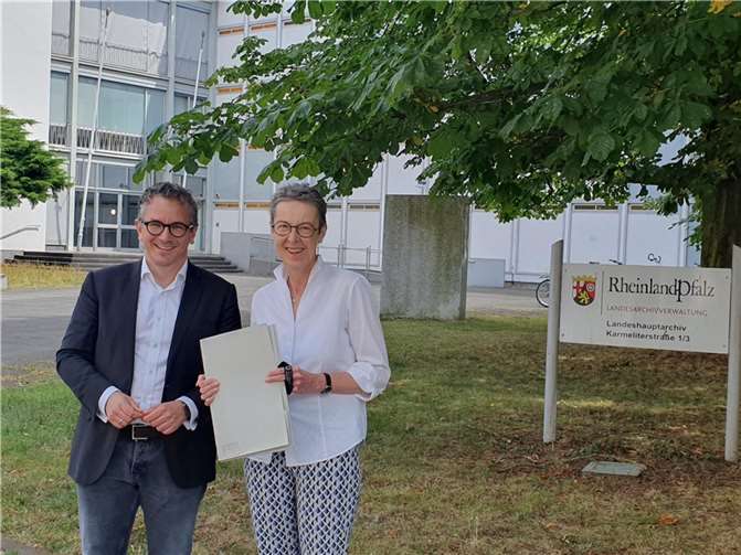 Dr. Thorsten Rudolph und Archivleiterin Dr. Elsbeth Andre vor dem Gebäude des Landeshauptarchivs. Quelle: Landeshauptarchiv / Christine Goebel