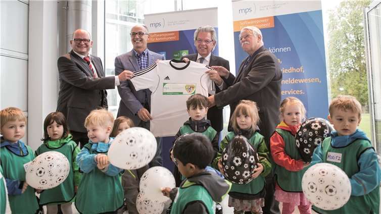 Dr. Tino Wagner, Jürgen Kohler, Frank Gotthardt und Walter Desch (hinten von links) anlässlich der Vereinbarung zum Sponsoring von Mini-Spielfeldern durch Frank Gotthardt sowie die mps public solutions gmbh. Foto: Michael Parsch