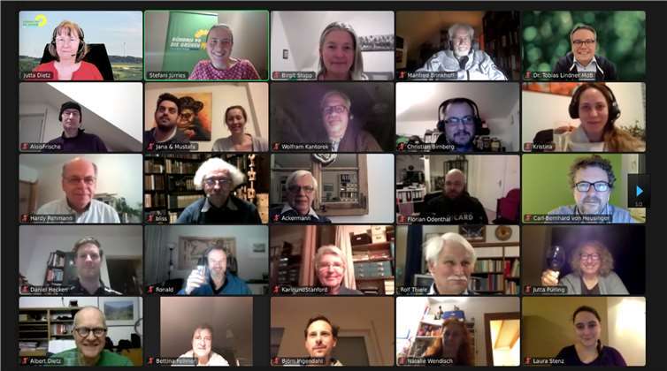 Dr. Tobias Lindner, MdB (oben rechts), diskutierte auf Einladung der Grünen im Kreis Ahrweiler mit den Gästen über viele Aspekte der Sicherheitspolitik, darunter die Personal- und Materialausstattung, Drohnen, Cyber-Bedrohungen und Rüstungsexporte. Stefani Jürries (2.v.l. oben) moderierte die Veranstaltung. Foto: Bündnis 90/Die Grünen KV Ahrweiler