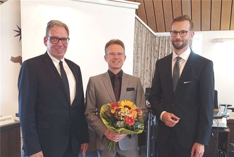 Dr. Tobias Panne aus Simmern (Mitte) wurde im VG-Rat zu neuen Ersten Beigeordneten gewählt. Dazu gratulierten der amtierende Erste Beigeordnete Andree Stein (links) und Bürgermeister Ulrich Richter-Hopprich.  Foto: VG Montabaur