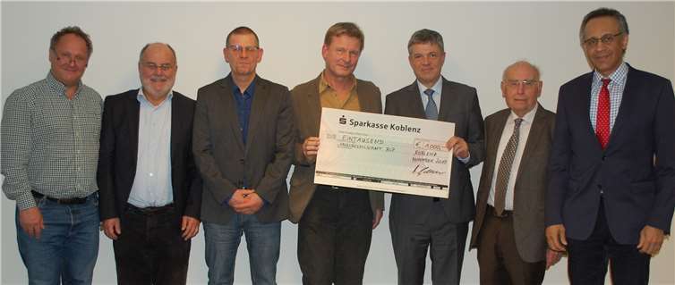 Dr. Torsten Schiller vom Radiologischen Institut (Mitte) bei der Scheckübergabe.Quelle: Krebsgesellschaft Rheinland-Pfalz e.V.