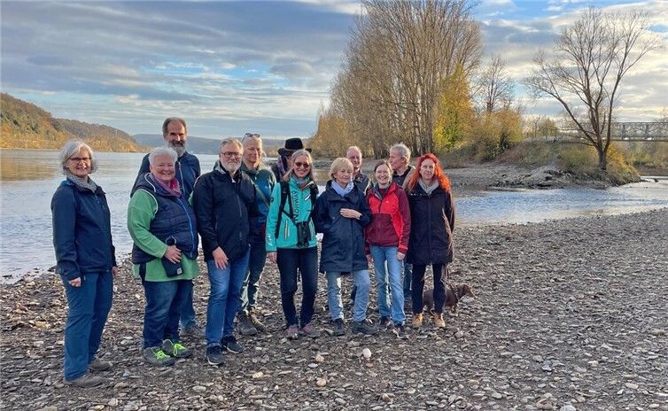 Dr. Ulla Stüßer und ein Teil der Gruppe im Kiesbett der Ahrmündung.Foto: privat