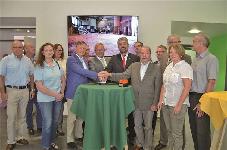 Dr. Ulrich Kleemann, Präsident der Struktur- und Genehmigungsdirektion Nord (Fünfter von links), und Achim Hallerbach, Erster Kreisbeigeordneter des Landkreises Neuwied (Siebter von links), mit Vertretern der Kooperationspartner (Landkreise Bad Kreuznach und Rhein-Hunsrück) sowie Vertretern der umliegenden Kommunen beim offiziellen Startschuss der Anlage.